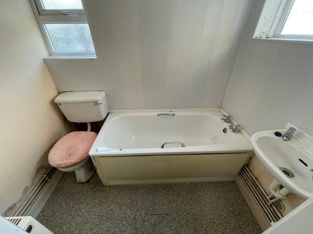 Lot: 107 - MID-TERRACE HOUSE FOR IMPROVEMENT - Bathroom